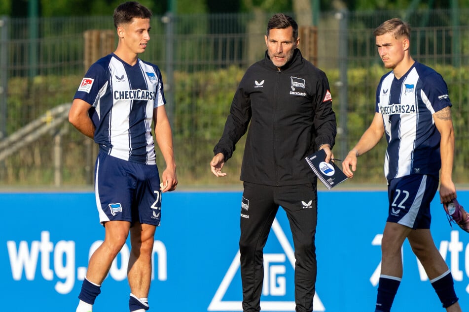 Bis ein neuer Stürmer da ist, muss sich Chefcoach Stefan Leitl (47, M.) weiter gedulden.