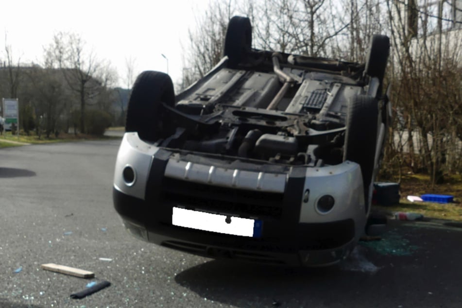 Der Peugeot überschlug sich und landete auf dem Dach, wobei alle vier Insassen glücklicherweise nur leicht verletzt wurden.