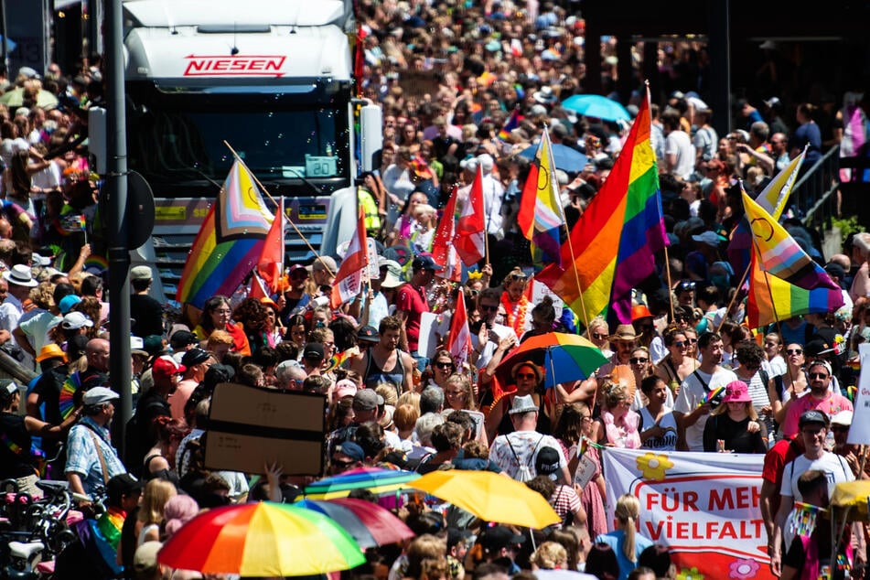 Zur "Christopher Street Day"-Parade platzt Köln aus allen Nähten: Hunderttausende Besucherinnen und Besucher werden auch in diesem Jahr erwartet.