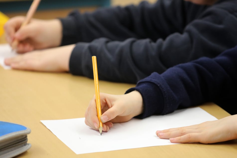 Die Schulpflicht gilt weiterhin. "Die Schulen bleiben auf, wir sind vorbereitet", teilte Staatsminister Conrad Clemens (CDU) mit. (Symbolbild)