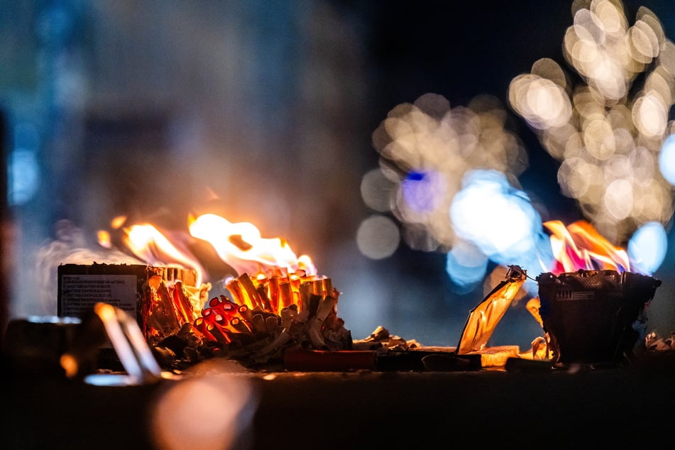 Feuerwerk sollte nur im Freien und niemals in geschlossenen Räumen gezündet werden. (Symbolbild)