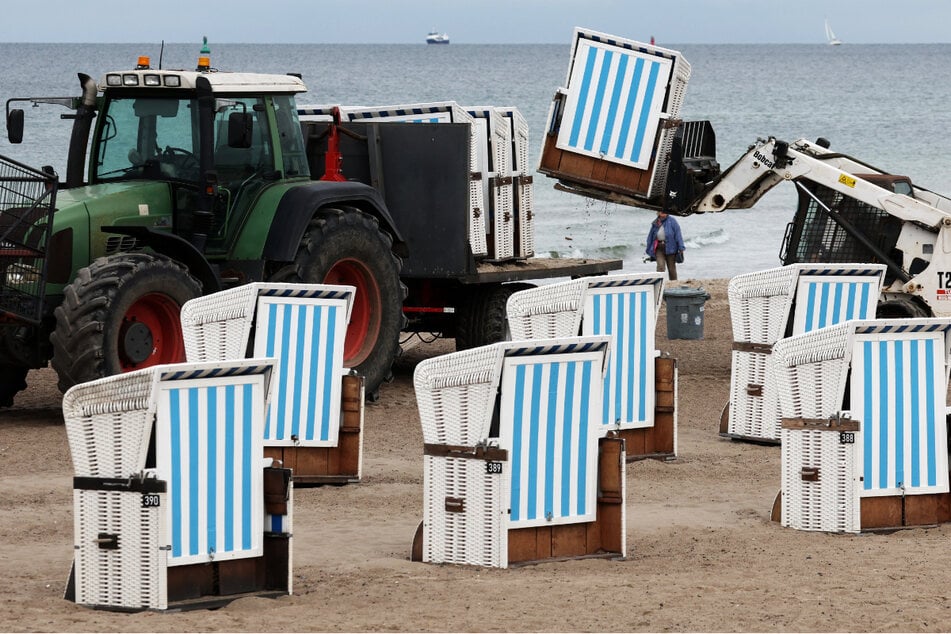 Strandkörbe an der Ostsee werden schon abgebaut