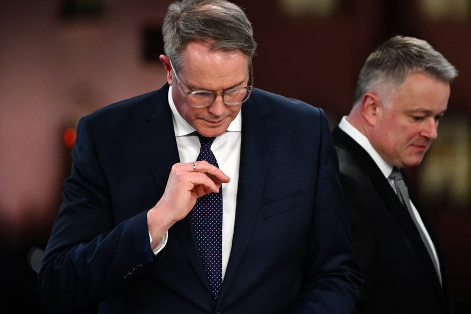 Mit dem scheidenden SPD-Ministerpräsidenten Alexander Schweitzer (52, l.) und seinem designierten Nachfolger Gordon Schnieder (50) von der CDU gehen die beiden Parteien am Donnerstag in die Sondierungsgespräche.