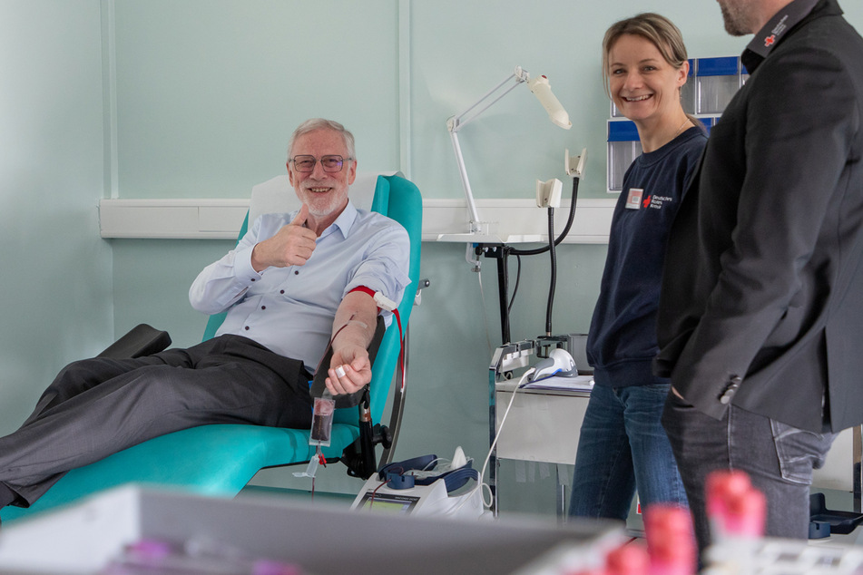 Staatsminister Rainer Robra (72, CDU) spendete am Donnerstag Blut in der Magdeburger Uniklinik.