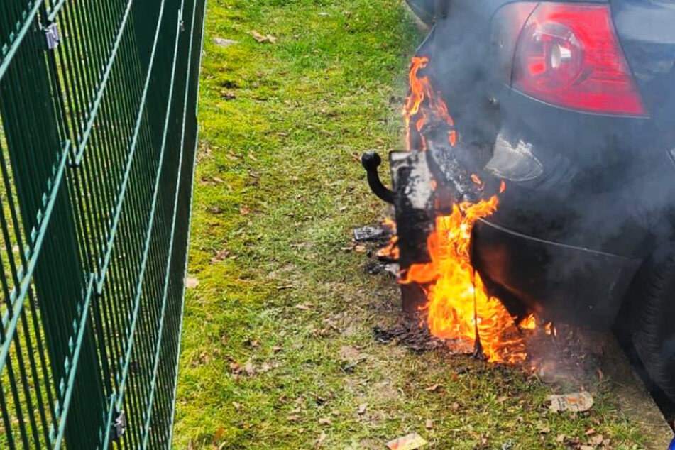 Flammen schlagen aus Auto: VW fängt Feuer