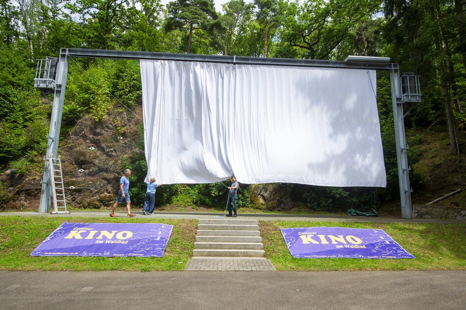 Die Leinwand für die Jubiläumssaison wird bereits aufgebaut.