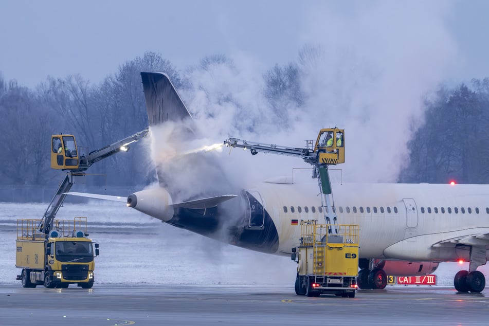 Ein Flugzeug am Münchner Flughafen wird enteist.