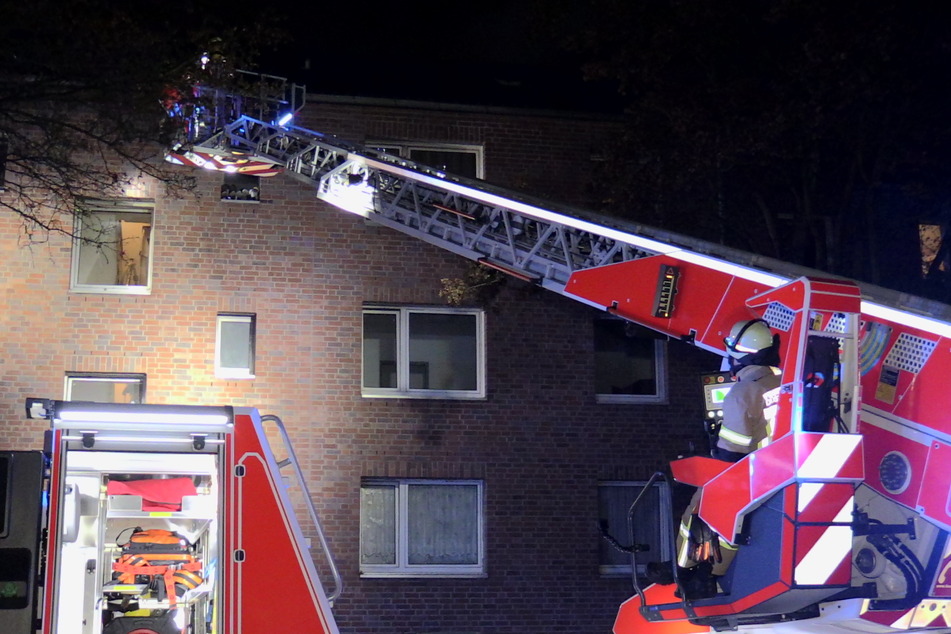 Insgesamt vier Personen mussten mit der Drehleiter aus dem zweiten Stockwerk gerettet werden.