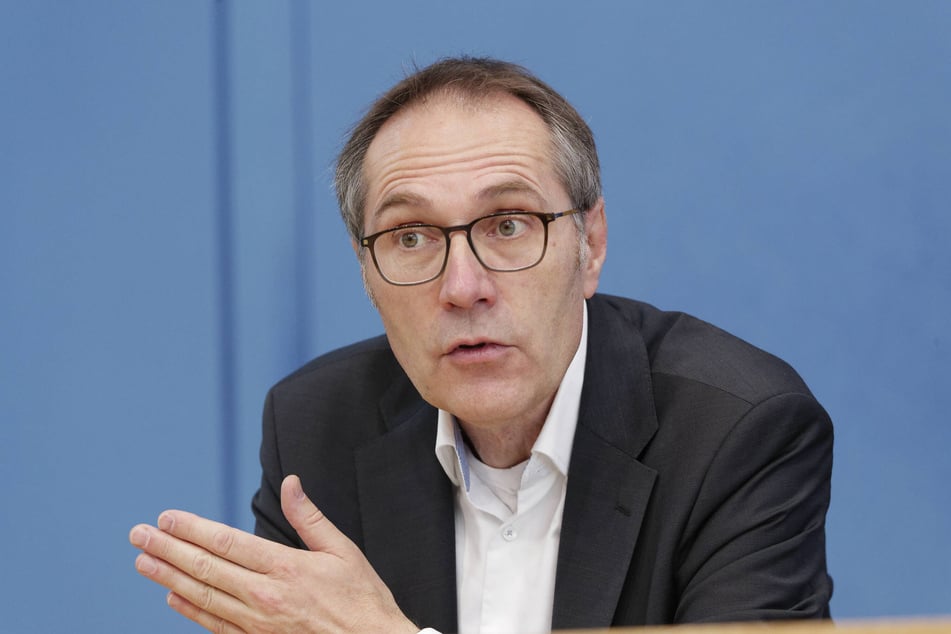 DUH-Bundesgeschäftsführer Sascha Müller-Kraenner (61) fordert mehr Raum für Flüsse und Bäche für mehr natürlichen Hochwasserschutz.