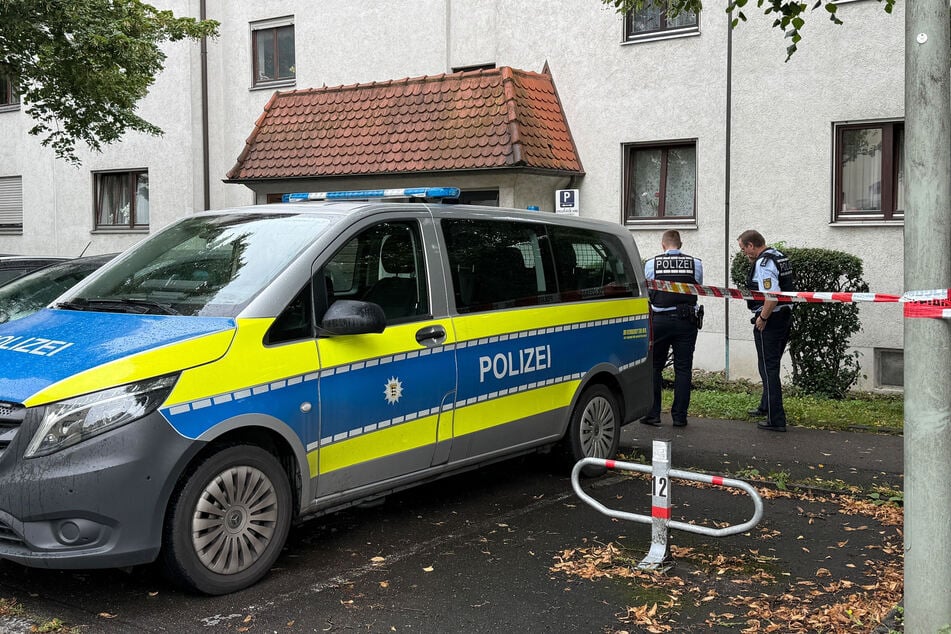 Die Polizei fand die Leiche in einer Wohnung und sucht aktuell nach Zeugen. (Symbolbild)