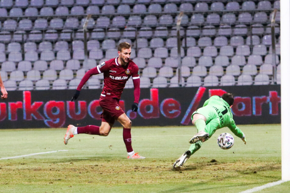 Türkgücü-Keeper René Vollath (30, r.) greift sich nach einem Schuss von Tim Knipping (28) das Leder. Pascal Sohm (29) lauert vergebens auf den Abpraller.