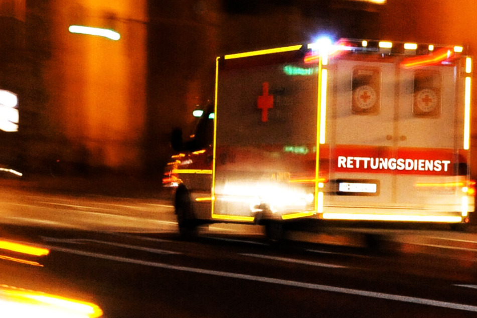 Auf der Staatsstraße 2098 zwischen Höplfing und Eisenärzt ist es in Bayern zu einem Unfall mit tödlichem Ausgang gekommen. (Symbolbild)