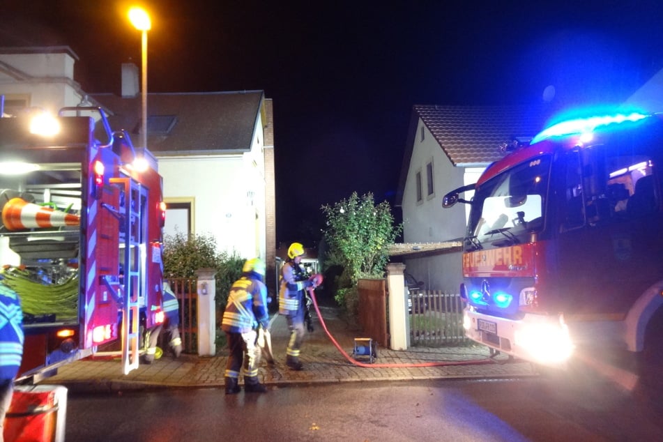 Einsatzkräfte am gestrigen Samstagabend an der Dohnaer Straße in Heidenau.