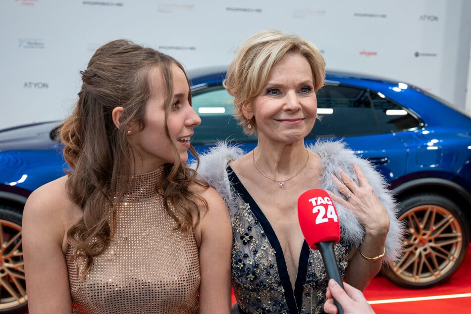 Dem "In aller Freundschaft"-Star ist wichtig, dass ihre Tochter zuerst ihr Abi beendet, bevor über den Schritt in die Öffentlichkeit nachgedacht wird.