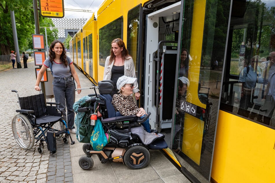 Anders als hier gestaltet sich gerade bei älteren Straßenbahnmodellen der Einstieg schwierig.