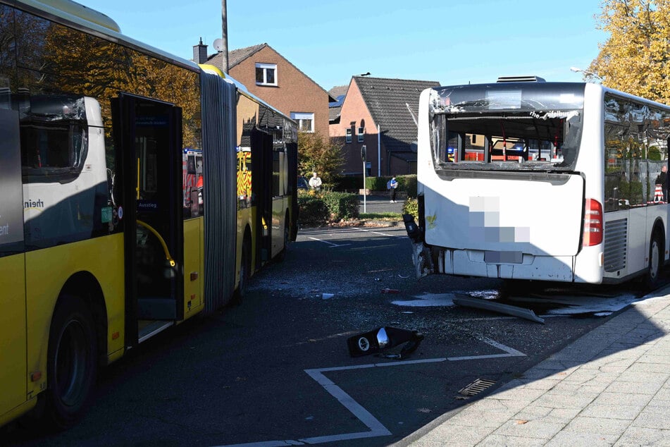 Busse krachen zusammen: 15 Schüler bei schwerem Unfall verletzt