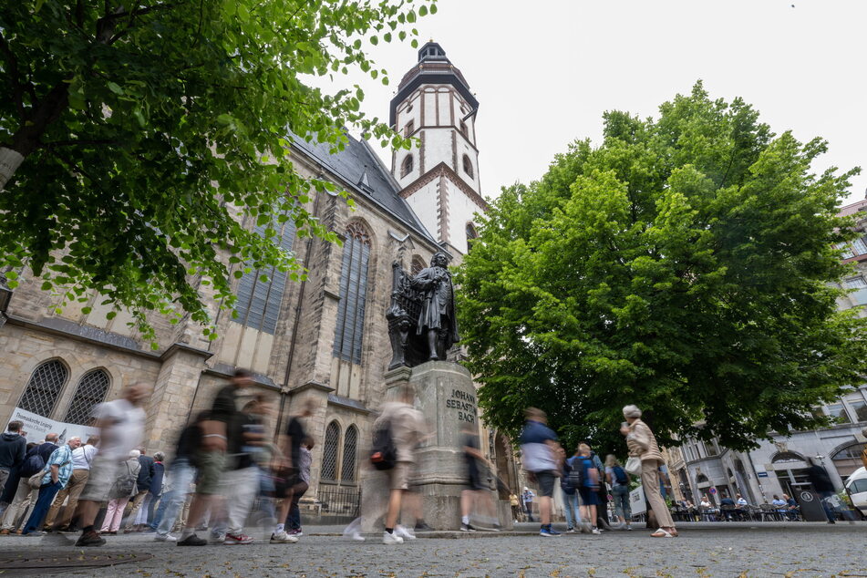 Das Bach-Denkmal im Hof der Thomaskirche in Leipzig erinnert an den berühmten Thomaskantor Johann Sebastian Bach.