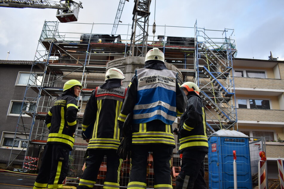 Die Feuerwehr löscht derzeit einen Dachstuhlbrand in Köln-Niehl.