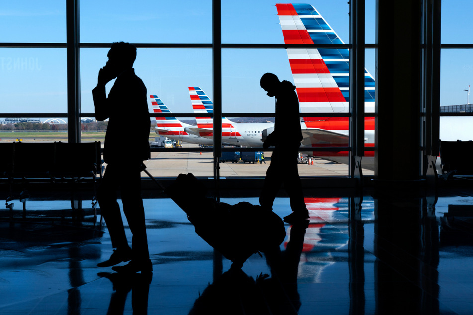 Zusammen mit dem FBI geht die Fluggesellschaft American Airlines nun den Vorwürfen nach.