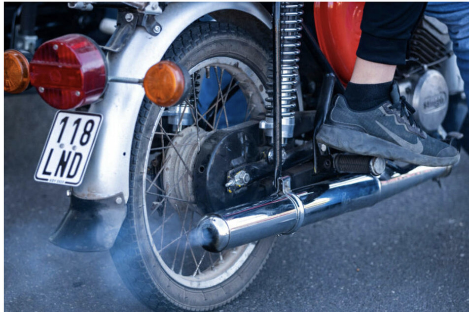 Tödlicher Unfall in Kreisverkehr: Mopedfahrer (†18) kracht in Auto und stirbt