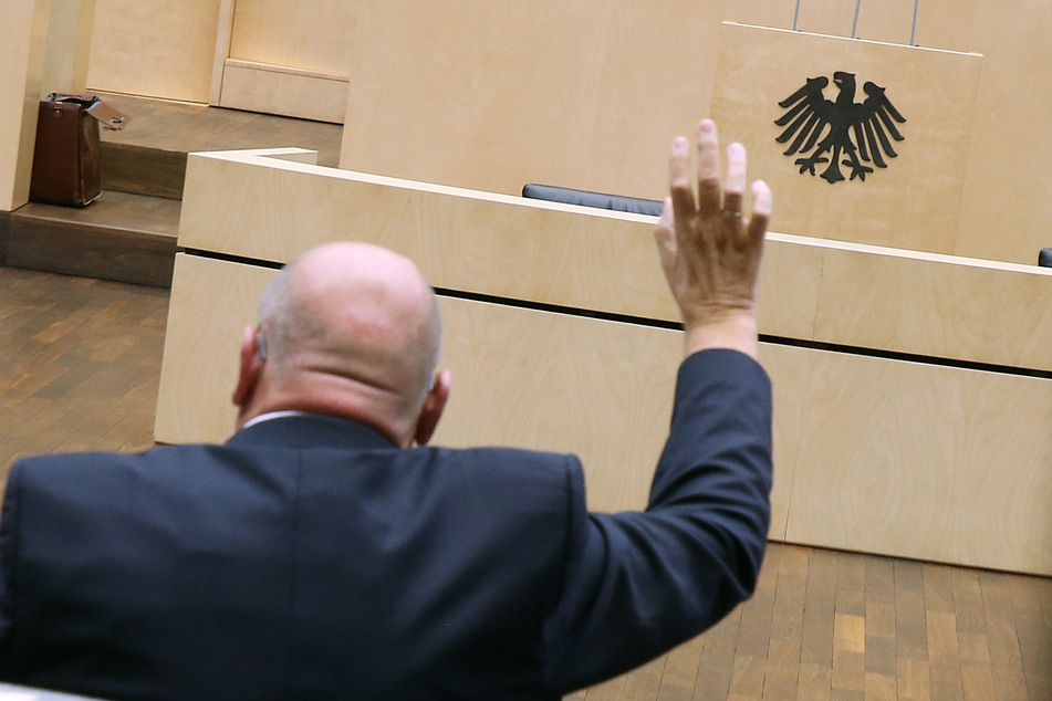 Ein Vertreter der Bundesländer stimmt im Bundesrat ab.