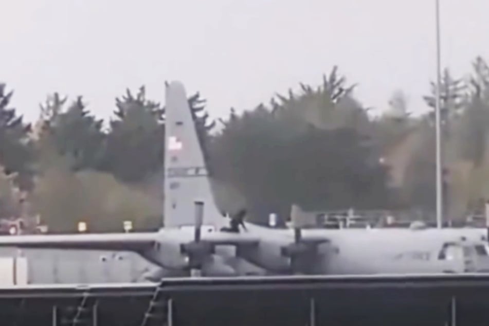 Videoaufnahmen zeigen, wie sich eine Person an einem US-Militärflieger zu schaffen macht.