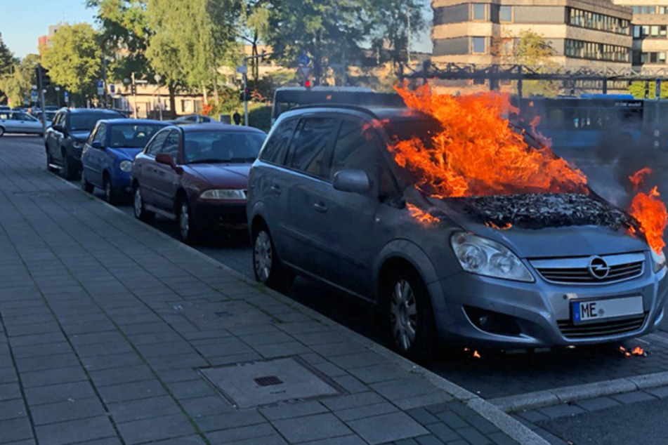 Der silberne Opel stand binnen weniger Augenblicke lichterloh in Flammen.