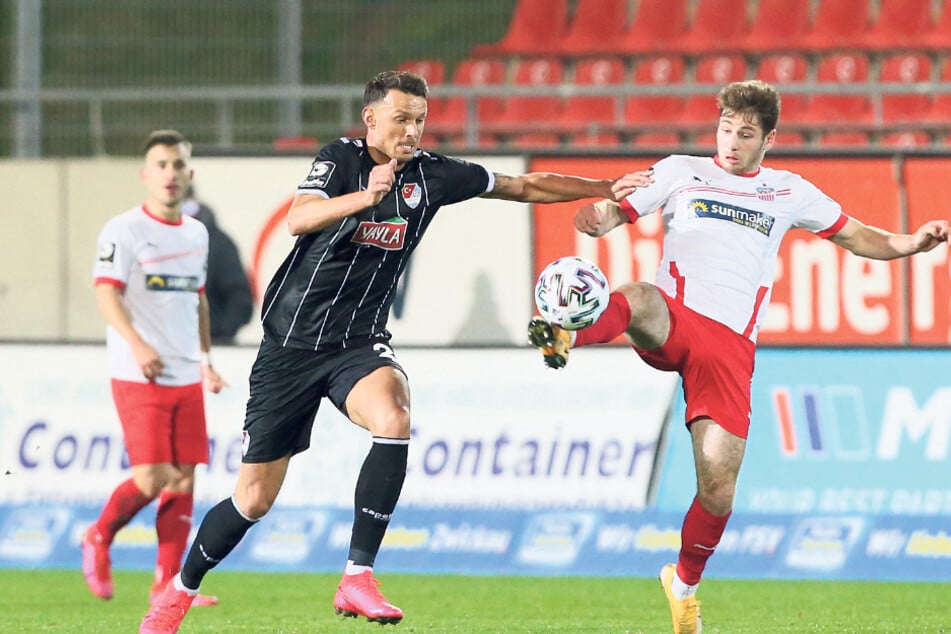 Türkgücüs Torjäger Petar Sliskovic (l.), einst kurzzeitig vom FSV Mainz an Dynamo Dresden ausgeliehen (August 2012 - Januar 2013), im Zweikampf mit dem Zwickauer Leon Jensen.