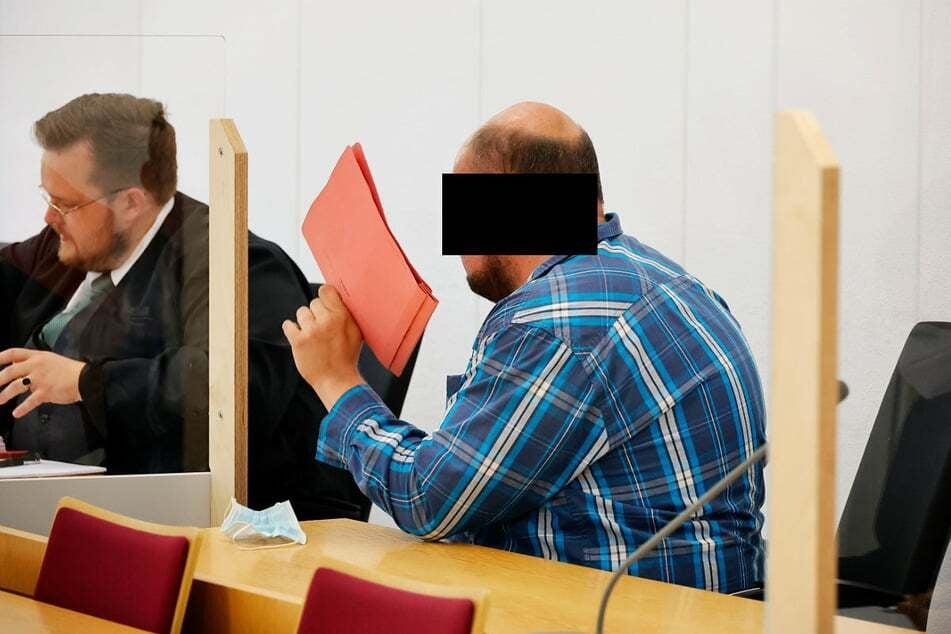 Der ehemalige Kindertrainer im Jahr 2021 vor dem Chemnitzer Landgericht.