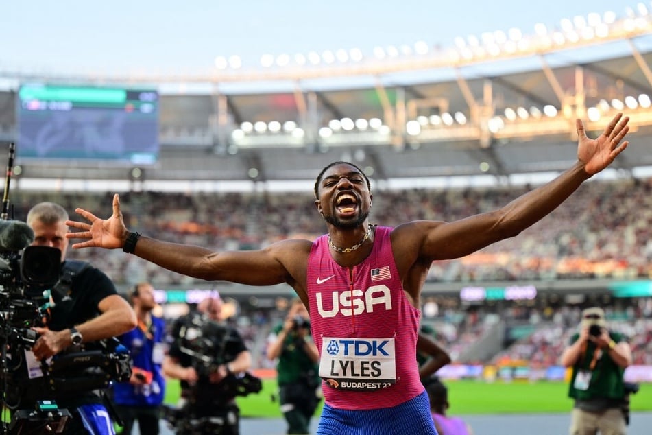 WM-Gold für Noah Lyles (26)! Der Amerikaner schreit nach seinem Hammer-Sprint in Budapest seine ganze Freude heraus.