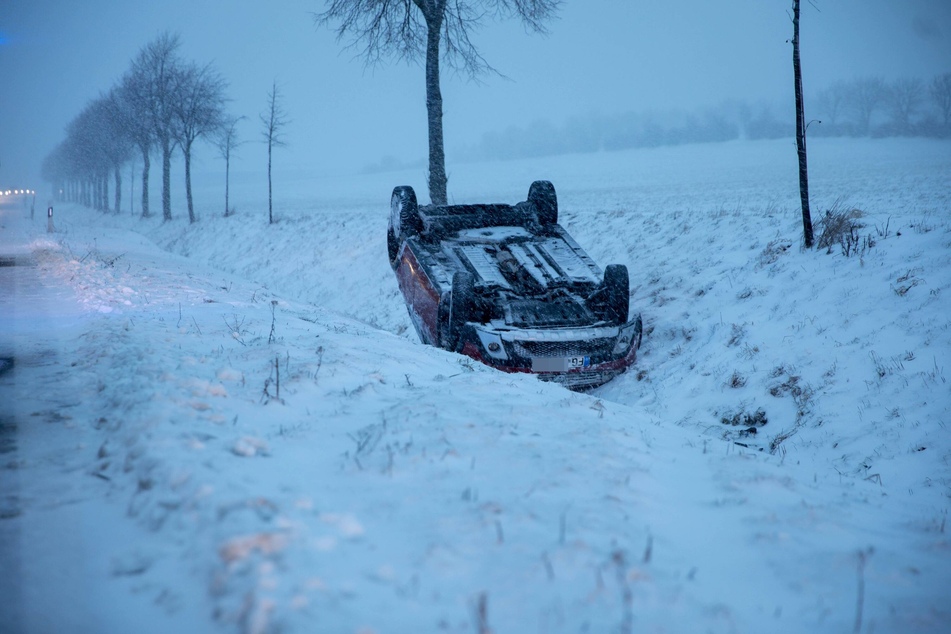 Eine Dacia-Fahrerin (18) landete am Samstagnachmittag mit ihrem Wagen im Straßengraben.