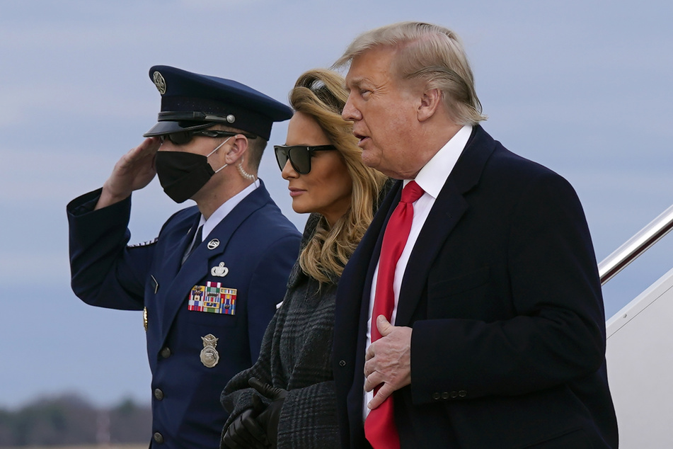 Melania Trumps (50) letzter öffentlicher Auftritt: Zusammen mit Ehemann Donald Trump (74) steigt sie aus der Air Force One.