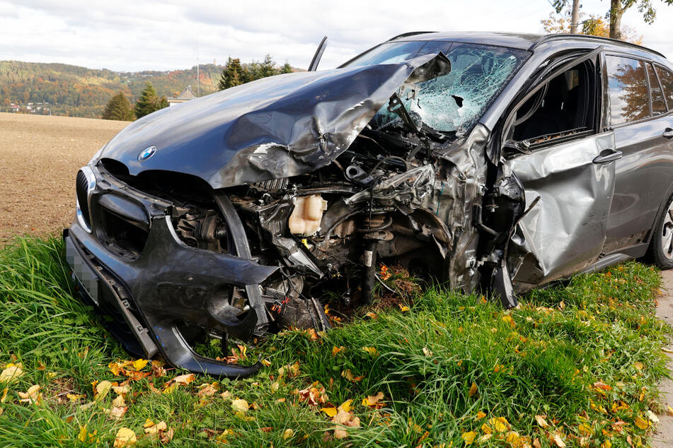 Mittelsachsen: BMW kracht in Lastwagen, Autofahrer schwer verletzt