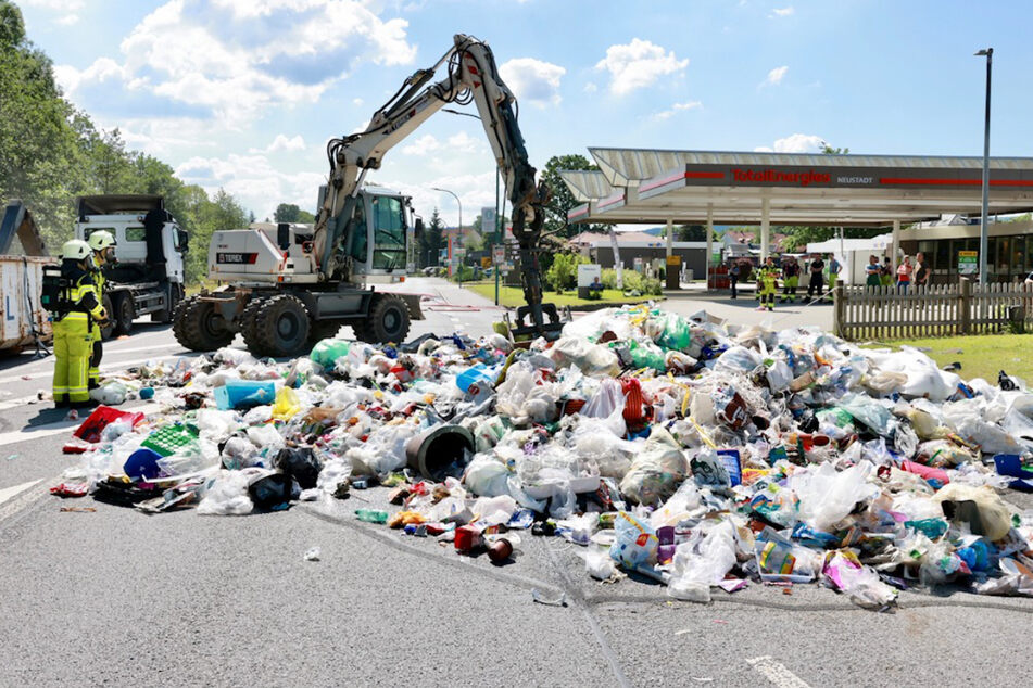 Müll-Chaos auf sächsischer Straße: Lkw kippt Abfall auf Fahrbahn, das ist der Grund!