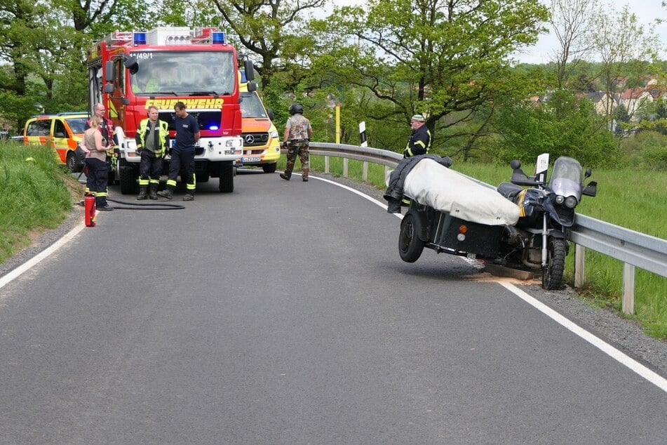 Aus bisher unbekannter Ursache verlor der Fahrer die Kontrolle über sein Gespann und kollidierte mit der Leitplanke auf der Gegenfahrbahn.