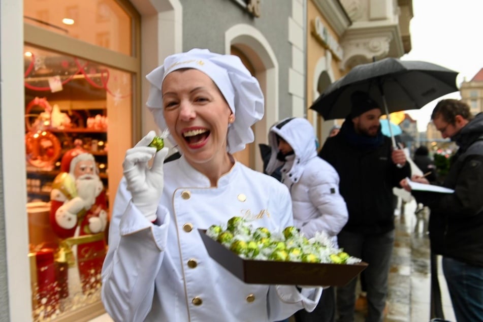 Für die Wartenden gab's vor dem Lindt-Store eine kleine Stärkung.