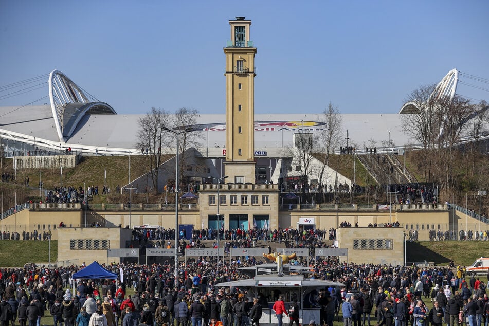RB Leipzig empfiehlt seinen Fans die Anreise mit dem ÖPNV. Viele kommen dann am Sportforum an und laufen über die Festwiese ins Stadion. (Archivbild)