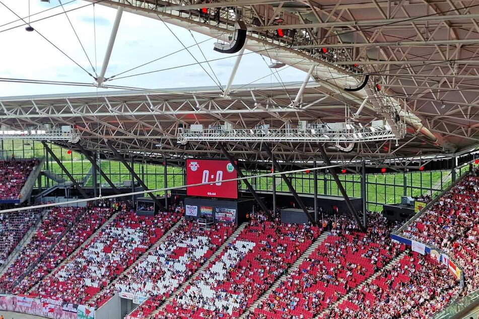 Aus Protest blieben die meisten Fans von RB Leipzig im Sektor D ihren Plätzen 12 Minuten lang fern.