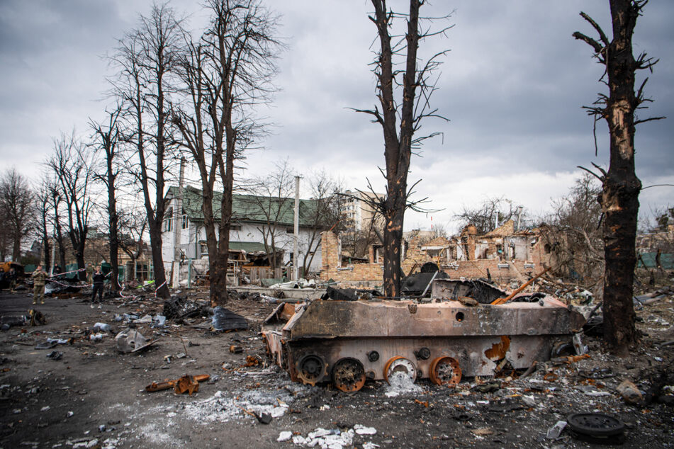 Blick auf einen zerstörten russischen Panzer in Irpin.