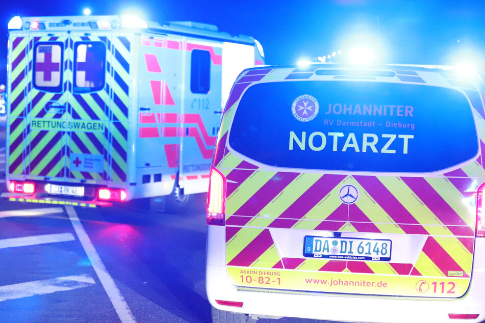 Ein Notarzt, drei Rettungswagen sowie Kräfte von Polizei und Feuerwehr waren infolge des Unfalls auf der B38 bei Reinheim im Einsatz.