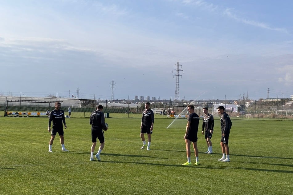 Bei herrlichsten Bedingungen dürfen die Dynamo-Profis nun auch an den Ball.