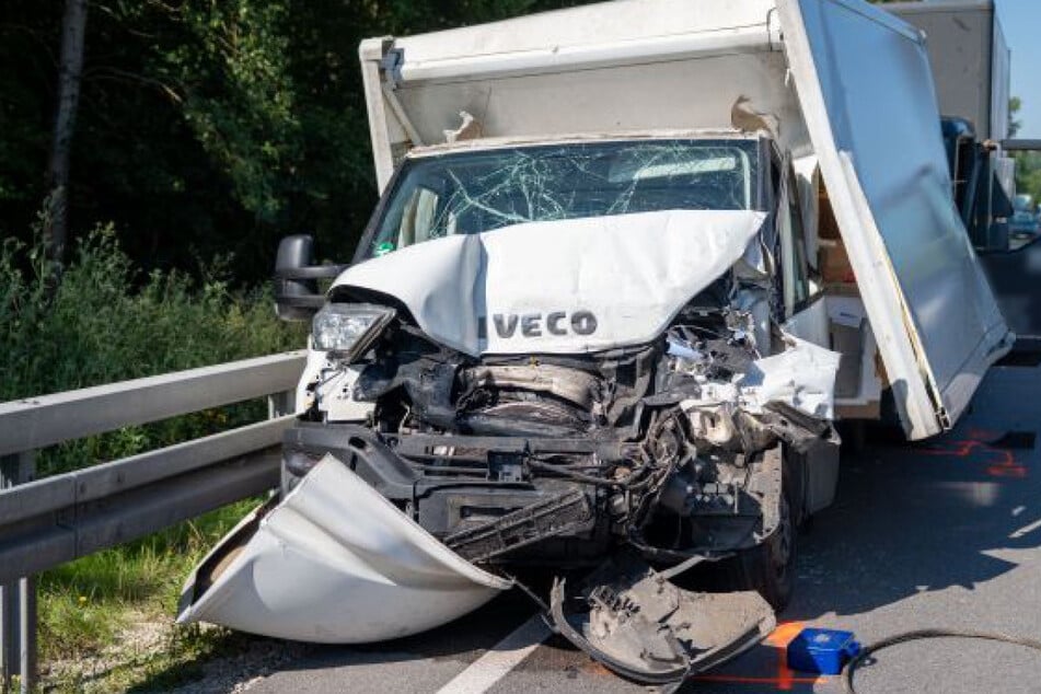 Bei einem schweren Unfall mit zwei Transportern und einem Lastwagen ist ein Fahrer schwer verletzt worden.