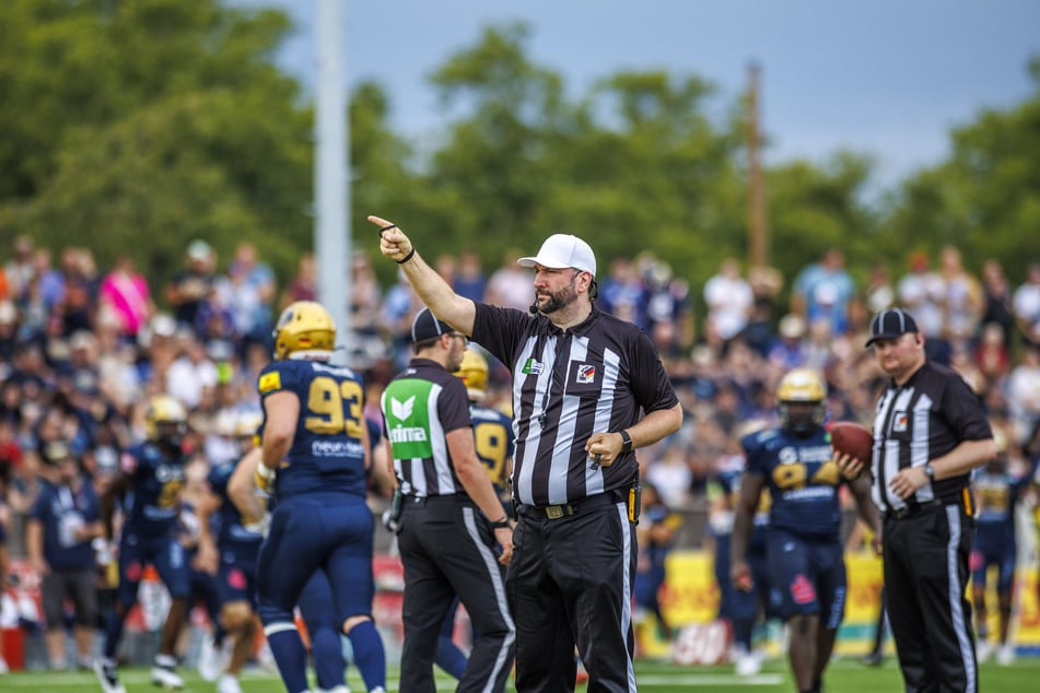 Schiedsrichter Mats Schwieger (M.) entschied auf zu harten Einsatz (Targeting) und schickte Dresdens Defense-Spieler vom Feld.