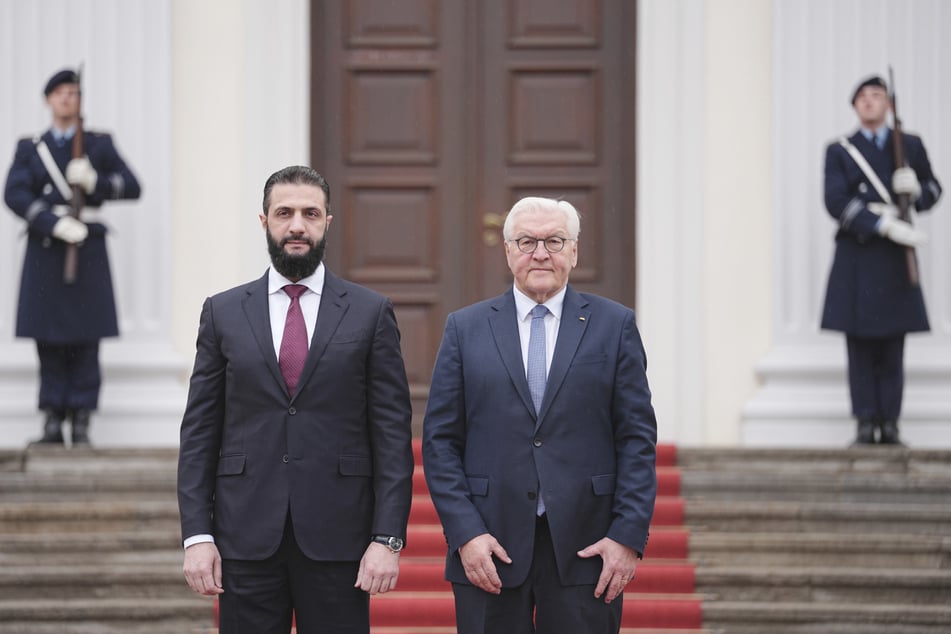 Bundespräsident Frank-Walter Steinmeier (70, SPD, r.) empfängt den syrischen Übergangspräsidenten Ahmed al-Scharaa (43).