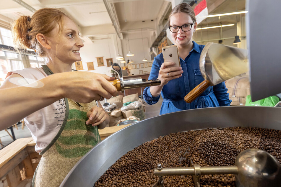 Die Kaffeerösterei Bohnenmeister hat nicht nur Autorin Sara, sondern auch Food-Bloggerin Jennifer Schwarz (26, l.) für sich entdeckt.