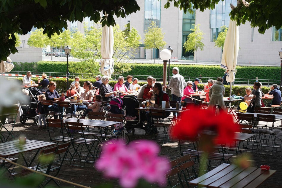Im Mai 2020 ist ein Biergarten nahe dem Bundeskanzleramt gut besucht. Berliner Cafés und Restaurants mit Außenbereich sollen zu Pfingsten wieder öffnen dürfen.