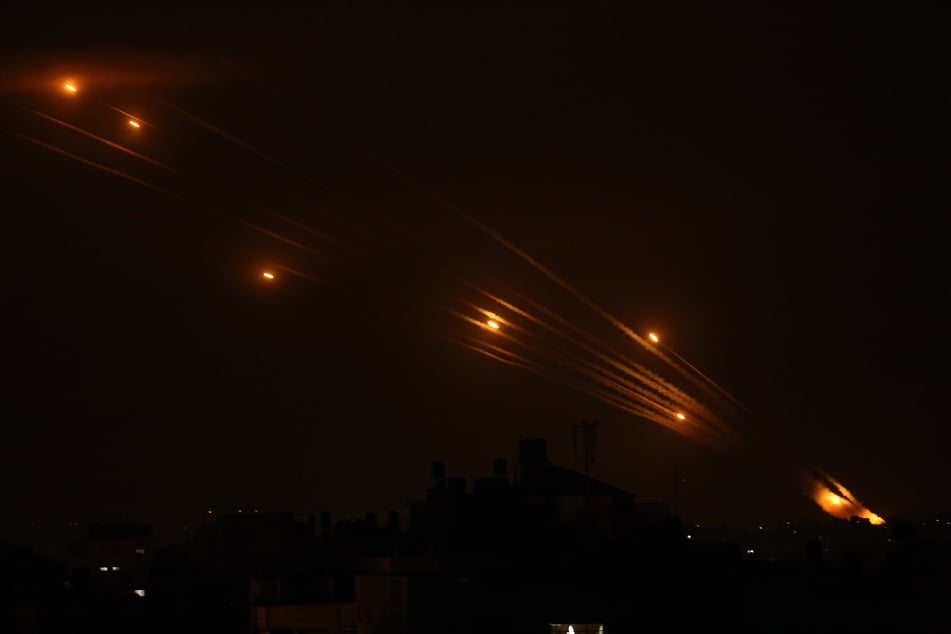 Raketen erhellen den Nachthimmel, als sie von Beit Lahia im nördlichen Gazastreifen in Richtung Israel abgefeuert werden.