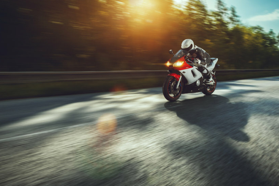 Ein Motorradfahrer war aus bislang noch unbekannter Ursache zu Fall gekommen und unter einem Mercedes eingeklemmt worden. (Symbolfoto)
