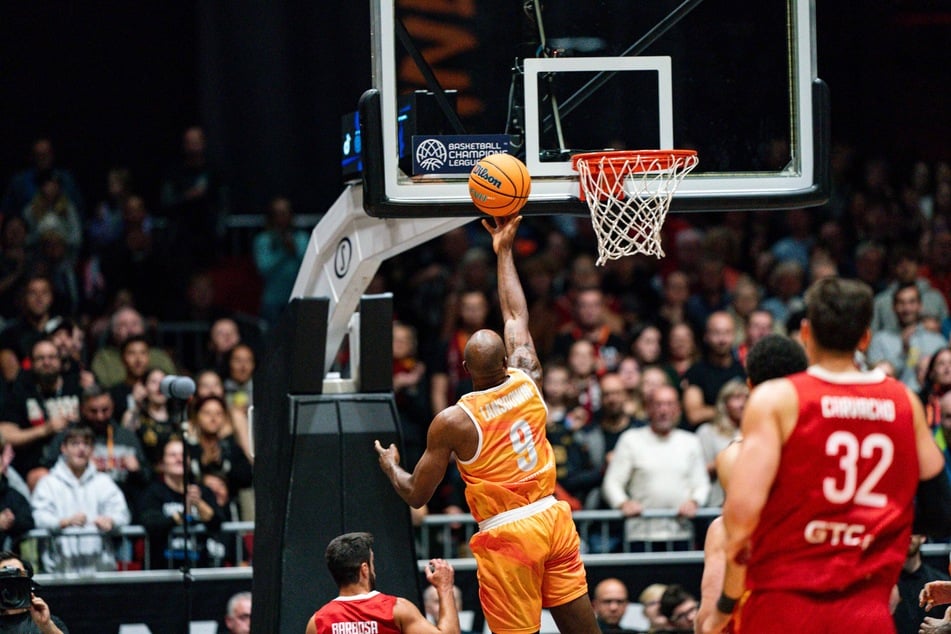 Niners-Spieler DeAndre Lansdowne bringt den Ball zum Korb: Die Chemnitzer gewannen am Mittwoch gegen den portugiesischen Meister Benfica Lissabon mit 103:75.