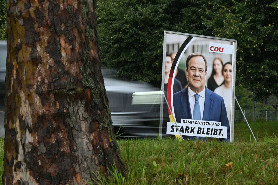 Armin Laschet (60, CDU) wirbt vor der Bundestagswahl mit Plakaten. In Köln wurde ein Exemplar mit einem geschmacklosen Spruch beschmiert. (Symbolbild)